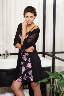 chemise de nuit noir a fleurs rose pastunette de luxe lesneven